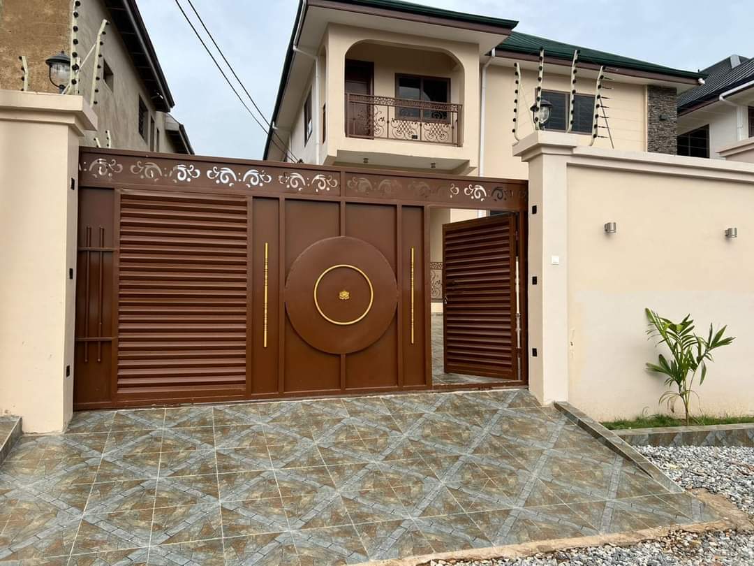 Good looking luxurious semi detached 3 Bedrooms house